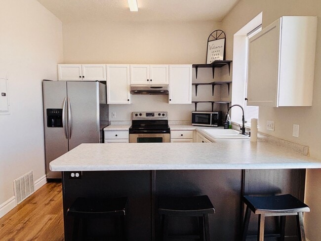 Building Photo - 302 E Yellow Feather Dr