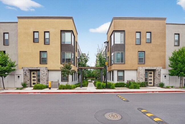 Foto del edificio - 25393 Parklane Dr