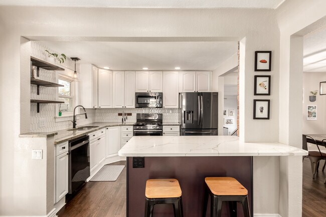 Building Photo - 830 Gray St