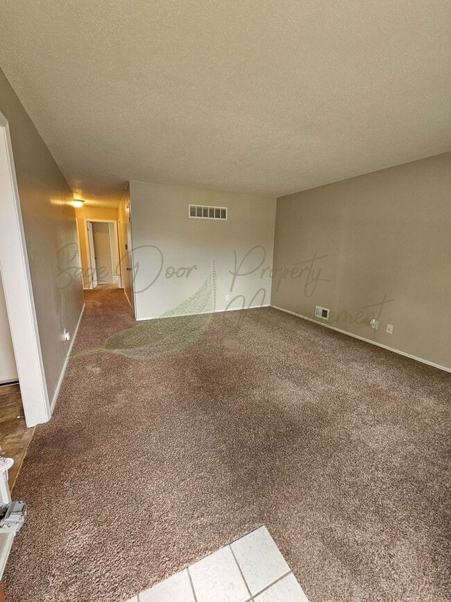 Building Photo - TOWNHOME IN BLUE SPRINGS!!!