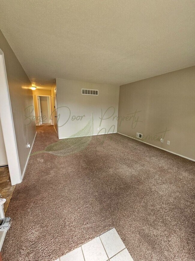 Foto del edificio - TOWNHOME IN BLUE SPRINGS!!!