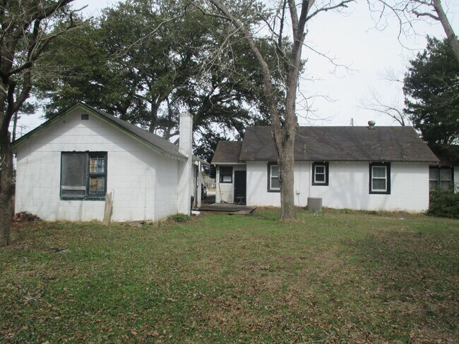 Building Photo - 1591 Highway 24 Newport, NC 28570