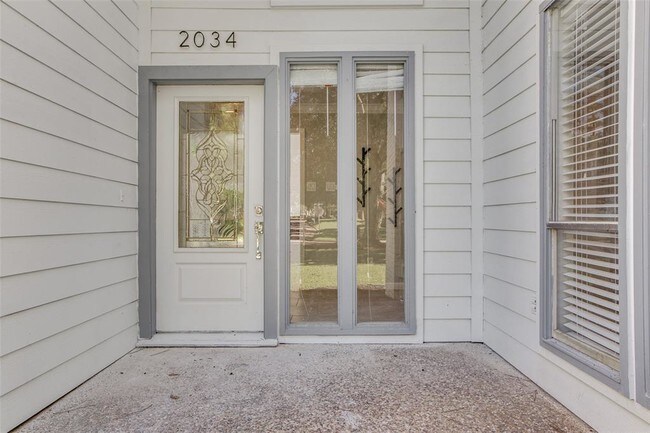Building Photo - 2034 Deer Springs Dr