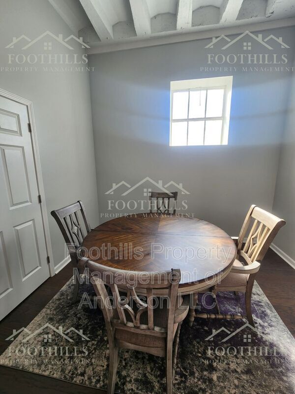 Foto del edificio - 214 N Main St