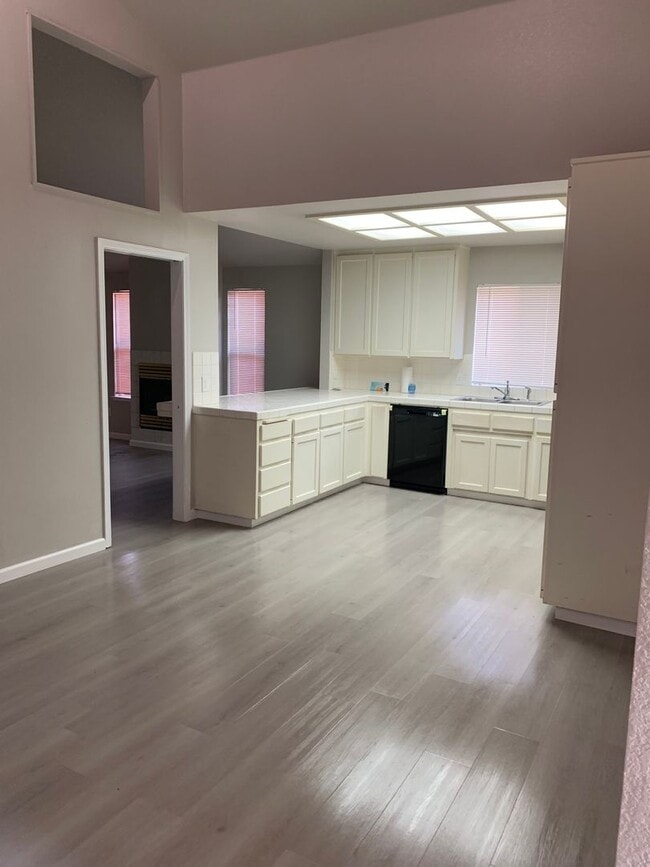 Foto del edificio - Spacious 3-Bedroom Home with Backyard in Fresno!