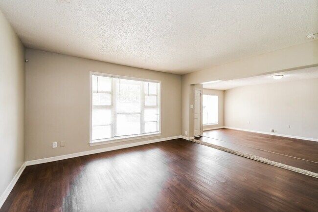Building Photo - 1104 Mantes Ave