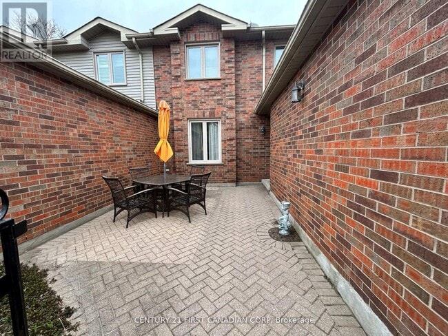 Building Photo - 70-70 Sunnyside Dr