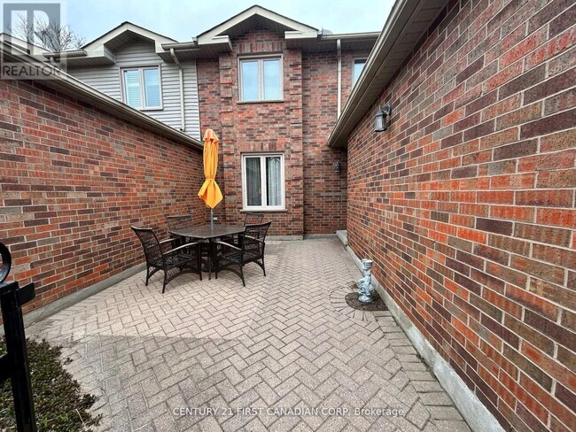Photo du bâtiment - 70-70 Sunnyside Dr