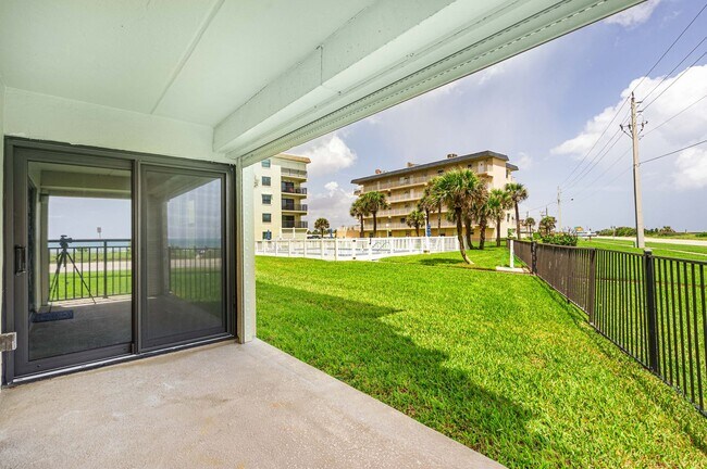 Foto del edificio - BEAUTIFUL OCEAN FRONT CONDO WITH UTILITIES...