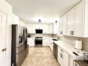 Building Photo - 2107 Highland Bay Ct