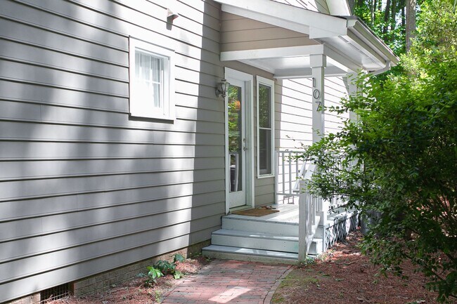 Building Photo - APPLICATION PENDING!!! Contemporary 3-Bedr...