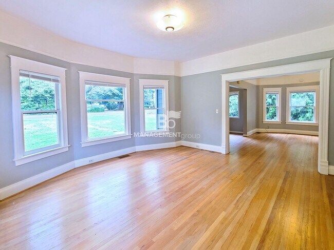 Foto del edificio - Charming Milwaukie Home on Spacious Lot! Updated Kitchen, Hardwood Floors & More!