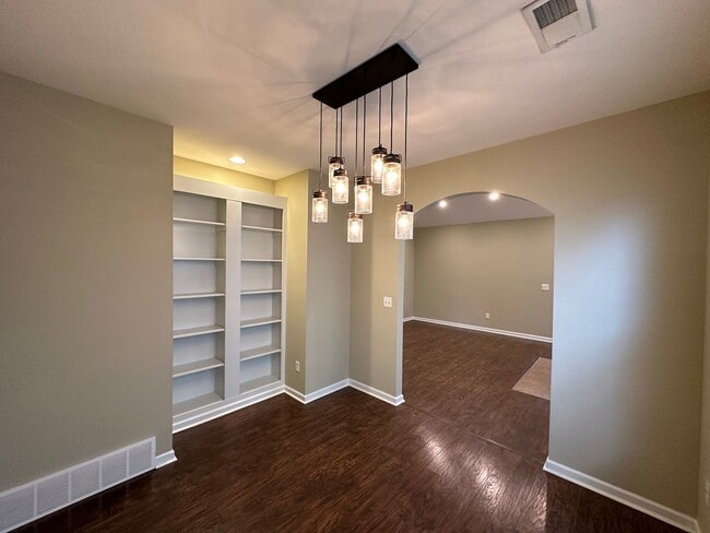 Foto del edificio - Updated 3 bd 2 bath with large fenced yard.  Pets are allowed!