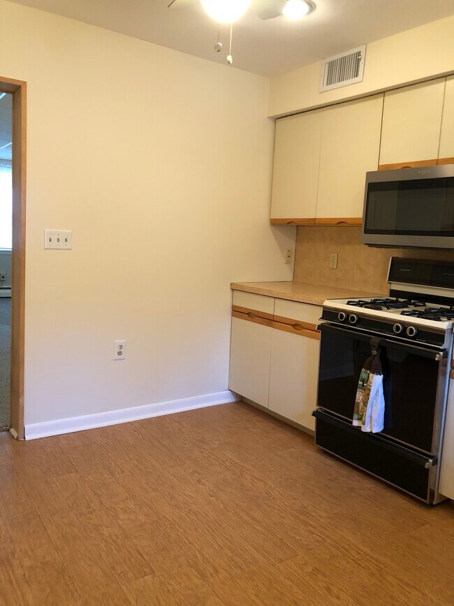 Kitchen - 33 Mountain Ave
