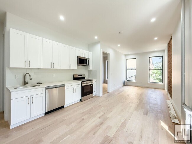 Foto del edificio - Expansive Sun-drenched Bed-Stuy 7 Bed 3-Bath Duplex