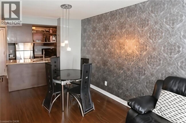 Photo du bâtiment - 2379 Central Park Dr