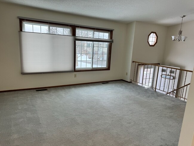 Building Photo - Beautiful 3 bedroom townhome in Maplewood.