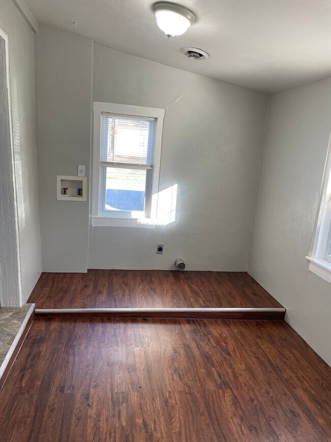 Foto del edificio - 2 Bed 1 Bath with Garage