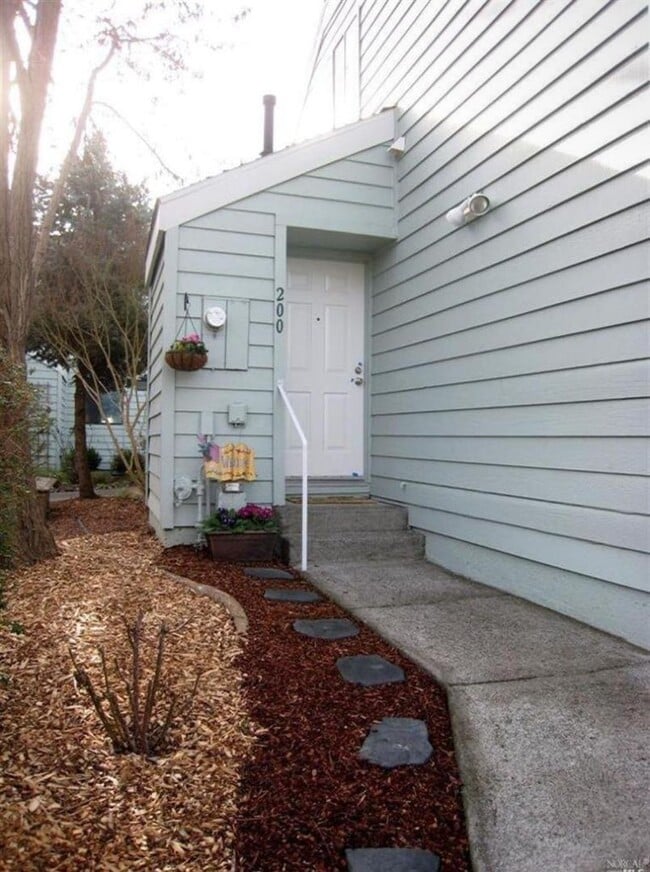 Building Photo - Coming Soon! 2 bed 2 bath Windsor Townhouse!