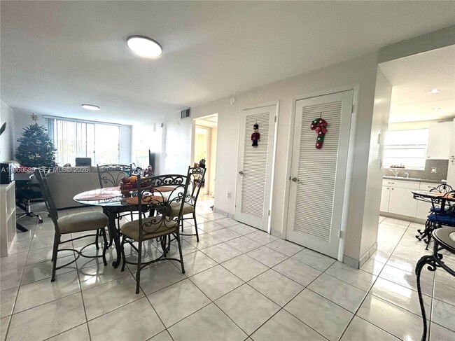 Building Photo - 910 Michigan Ave