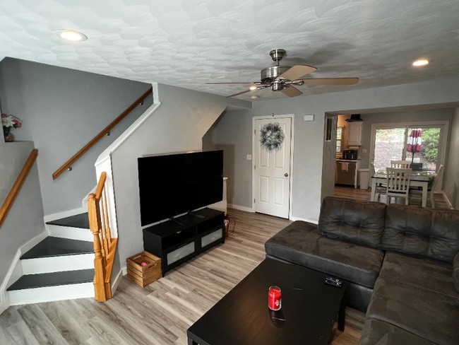 Building Photo - 1010 Pinoak Ct