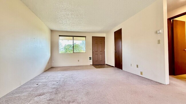 Foto del edificio - Two Bedroom Townhome with Yard & Attached ...