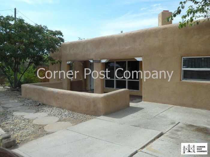 Primary Photo - 1104 La Luz Dr NW