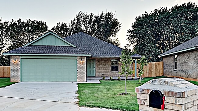 Building Photo - Fantastic 3 Bedroom 2 Bath Home in Midwest...