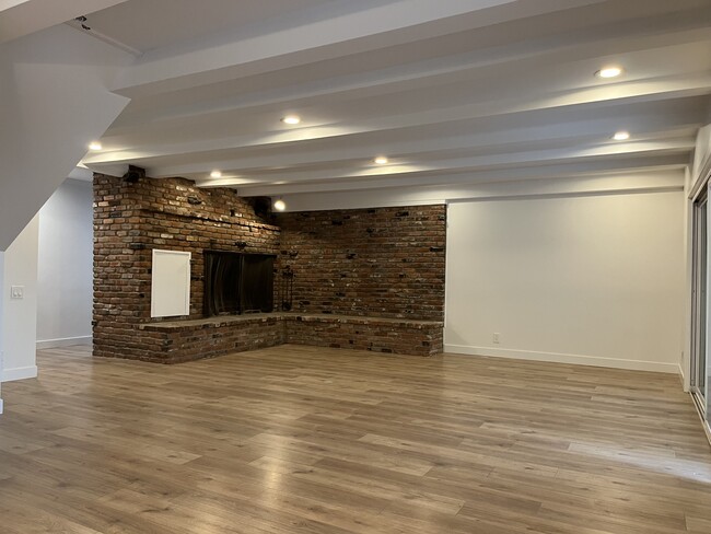 Building Photo - 6035 S La Cienega Blvd