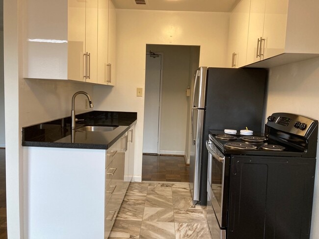 Building Photo - 657 Balliol