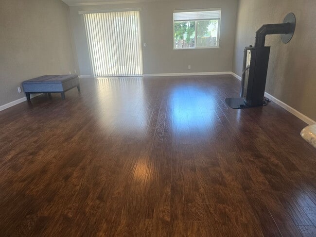 Building Photo - 3 bed 2 bath Home for Rent in Grants Pass