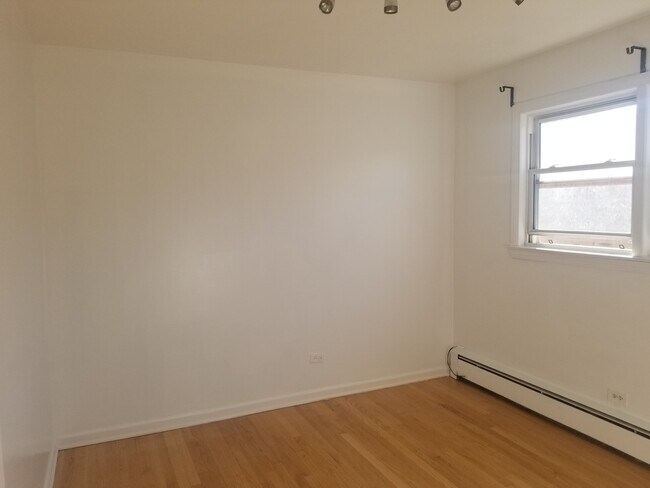 Foto del edificio - 5910 W Higgins Ave
