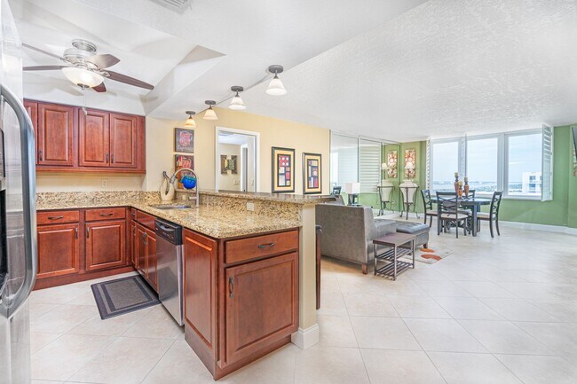 Foto del edificio - Stunning Oceanfront Furnished Condo in Des...