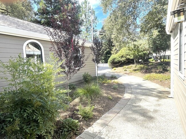 Foto del edificio - Beautiful 3 bedroom, 3 bath home in Lake W...