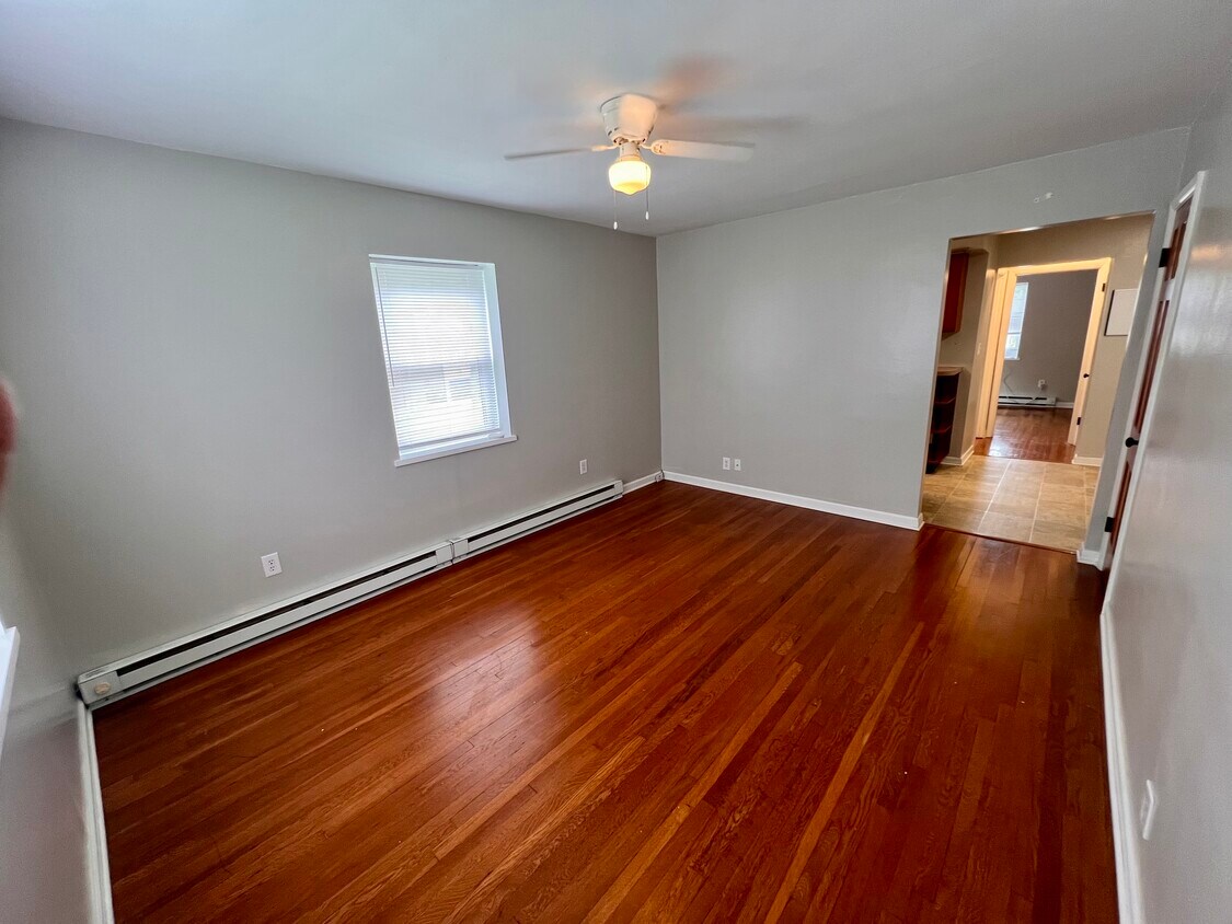 Living Room - 1524 Glenbeck Ave