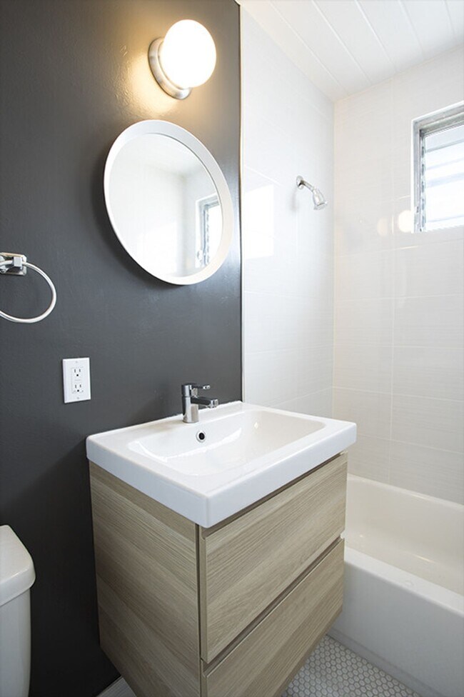 Foto del edificio - Newly Renovated 1 and 2 Bedroom apartments