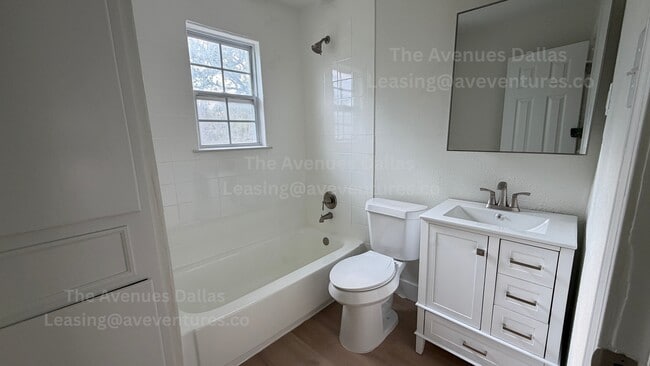Building Photo - 305 N Oak Cliff Blvd