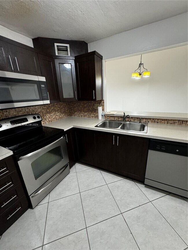 Building Photo - 9409 Fontainebleau Blvd