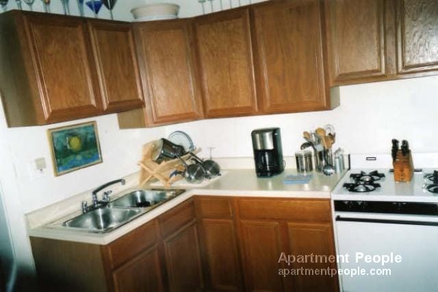 Building Photo - 3619 N Pine Grove Ave