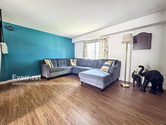 Foto del edificio - Lovely 3-Bedroom Townhome with Modern Comf...