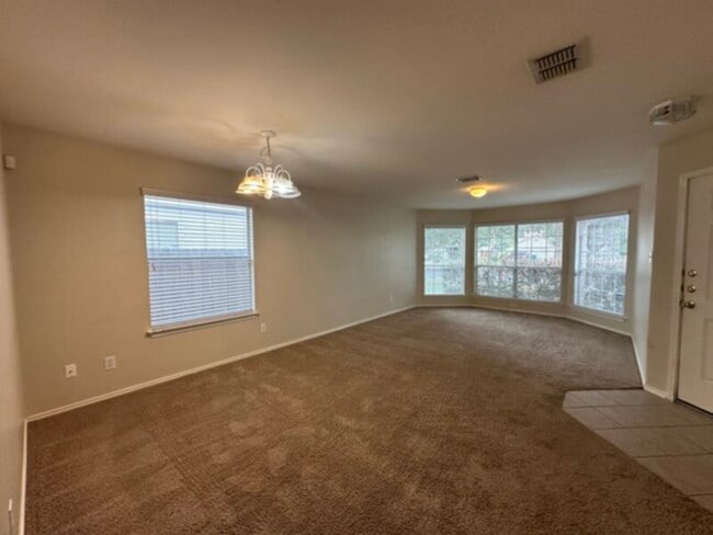 Building Photo - 3BR 2 Fb