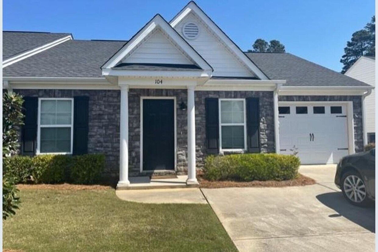 Foto principal - Townhome Available August 1st 2025