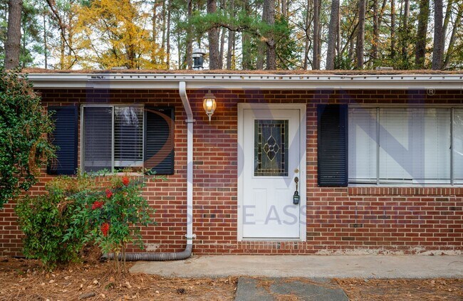 Foto del edificio - Charming Brick Ranch on a Spacious, Wooded Lot!