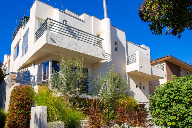 Foto del edificio - 627 N Sweetzer Ave