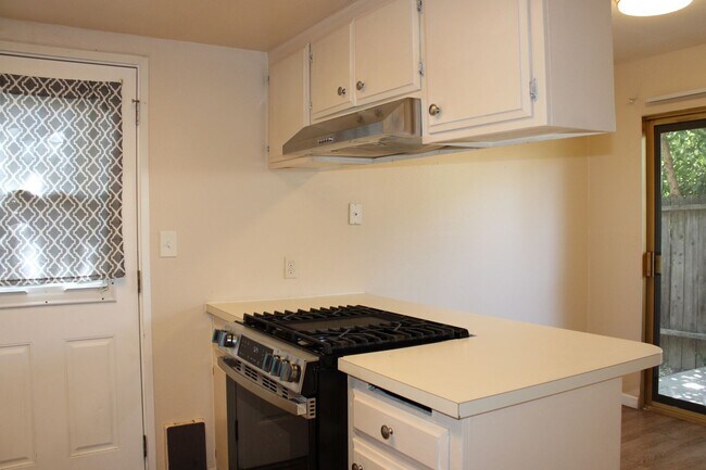 Foto del edificio - 2213 Roselake Ave