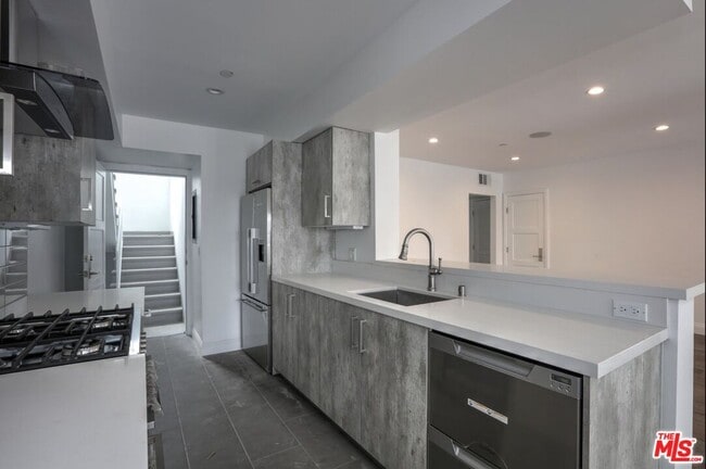 Building Photo - 1105 Alta Loma Rd