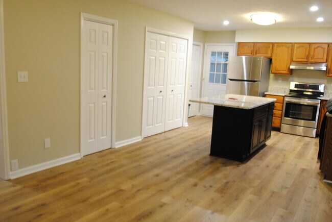 Building Photo - 144 Northwood Rd