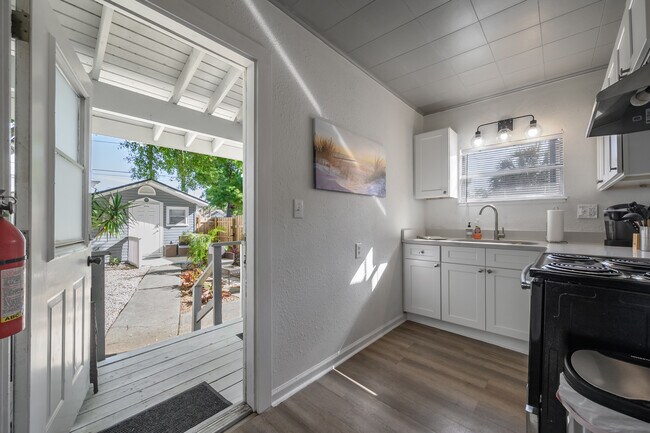 Cocina con vistas al patio - 2235 1st Ave N