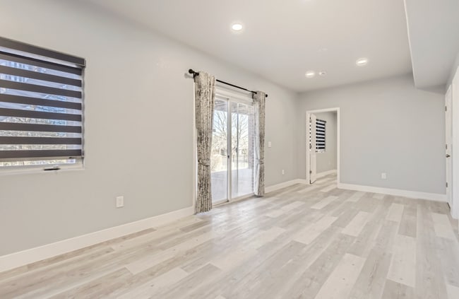 Building Photo - 15721 E Lake Cir