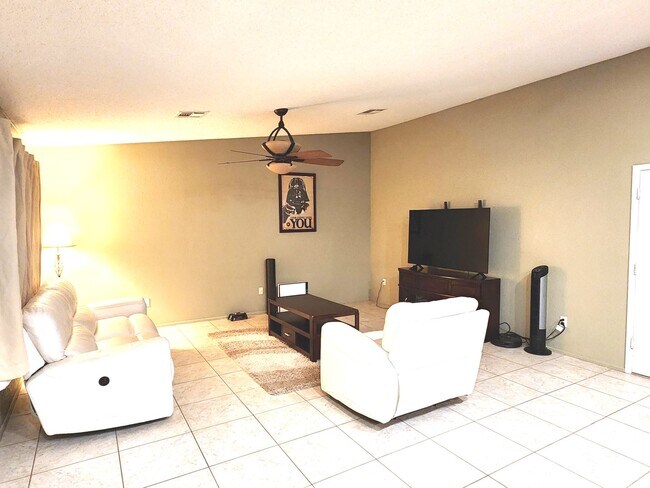 Foto del edificio - 4 bedroom, 2 bath in Ocotillo subdivision